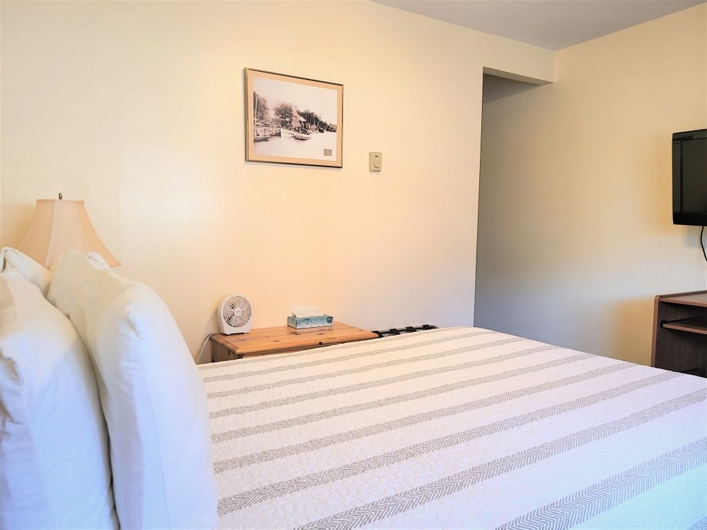 Double bed Size Single Room Maple Leaf Motel Goderich